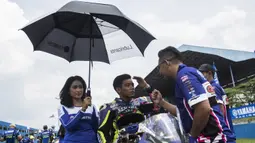 Para pebalap bersiap mengikuti Yamaha Sunday Race seri 1 di Sirkuit Sentul, Bogor, Minggu (8/4/2018). Lomba ini diselenggarakan oleh Yamaha Indonesia Motor Manufacturing dengan mempertandingan 10 kelas. (Bola.com/Vitalis Yogi Trisna)