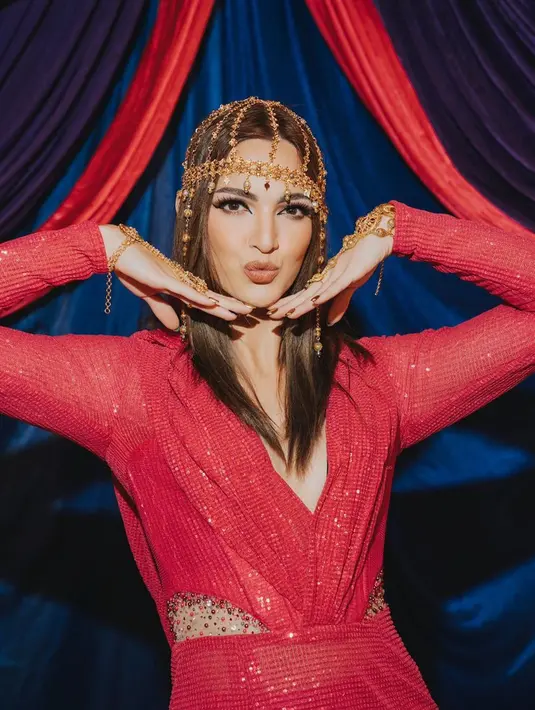 Nia Ramadhani pun tampak menampilkan yang terbaik ketika ia menjadi Arabian princess. Dengan kostum sequin cantik berwarna merah, Nia menambahkan aksesori rambut dan makeup bold yang menyempurnakan cosplaynya kali ini. [Foto: Instagram/ramadhaniabakrie]