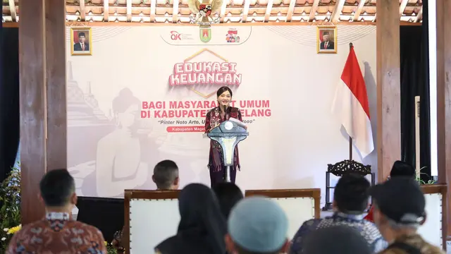 Kepala Eksekutif Pengawas Perilaku Pelaku Usaha Jasa Keuangan, Edukasi dan Pelindungan Konsumen OJK Friderica Widyasari Dewi, dalam kegiatan edukasi keuangan kepada penduduk desa yang diselenggarakan di Balai Ekonomi Desa Ngargogondo, Kec. Borobudur.