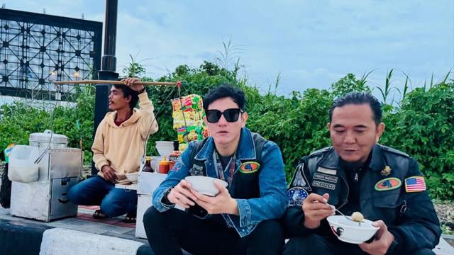 Potret Kesederhanaan Vino G. Bastian Jajan Cuanki (credit: https://www.instagram.com/vinogbastian__/)