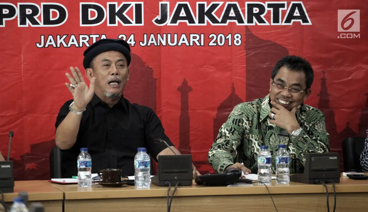 Ketua Fraksi PDI Perjuangan DPRD DKI Jakarta Gembong Warsono didampingi penasehat fraksi Prasetio Edi Marsudi (kiri) saat memberikan keterangan pers 100 hari kinerja Anies-Sandi di Gedung DPRD DKI Jakarta, Rabu (24/1). (Liputan6.com/Arya Manggala)