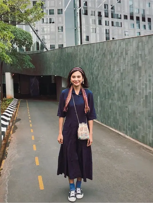 Perempuan kelahiran Makassar ini tampak berbeda di foto satu ini. Tampil anggun dengan busana berwarna biru gelap, senyumannya merekah. Tak lupa sneakers berwarna hitam putih dan tas kecil membuat penampilannya semakin menawan. (Liputan6.com/IG/@indahpermatas)