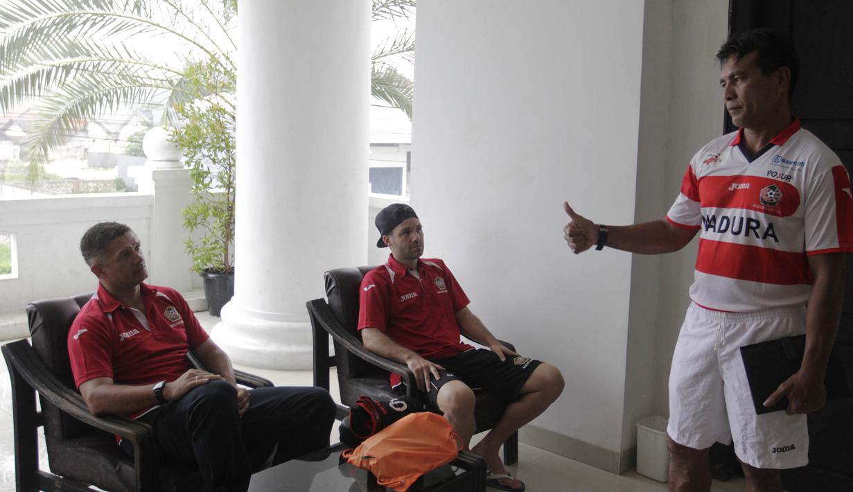 Pelatih Madura United, Gomes De Olivera, asyik berdiskusi dengan asissten pelatinya, Alan Haviluddin. (Bola.com/Vitalis Yogi Trisna)