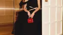 Zize bikin pangling saat memakai riasan bold dengan lipstik merah. Meski lebih menor dari biasanya, istri Pratama Arhan itu tetap terlihat elegan. Apalagi, padu padan busana dengan aksesori minimalis, seperti anting dan kalung mutiara. Secara keseluruhan, penampilan Azizah Salsha itu banjir pujian dari netizen. (Liputan6.com/IG/@azizahsalsha_)