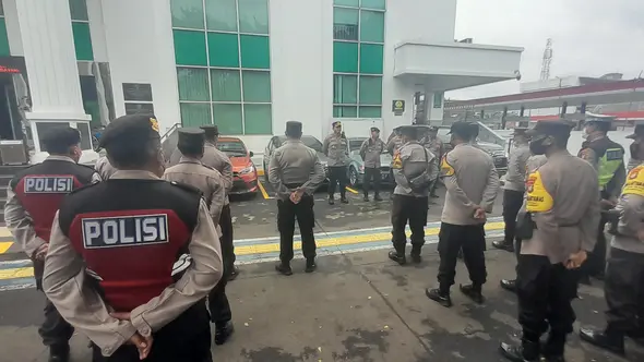 Puluhan polisi diterjunkan mengamankan jalannya sidang perdana kasus narkoba mantan Kapolda Sumbar Irjen Teddy Minahasa di PN Jakbar. (Liputan6.com/Ady Anugrahadi)