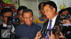 Dahlan Iskan (kiri) usai menjalani pemeriksaan di Bareskrim Mabes Polri, Jakarta, Senin (22/6/2015). Dahlan dimintai keterangan sebagai saksi dalam dugaan korupsi pengadaan BBM High Speed Diesel PT PLN tahun 2010. (Liputan6.com/Yoppy Renato)