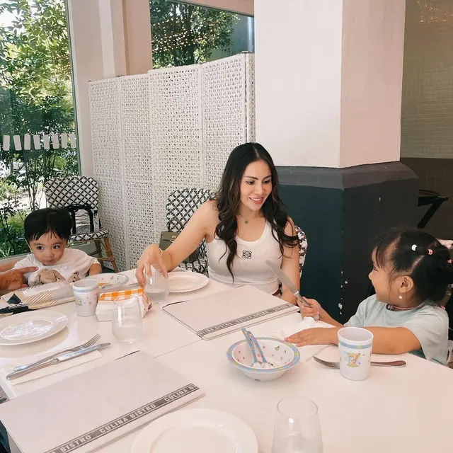 6 Potret Momo Geisha Momong Dua Anak, Gayanya Bak ABG