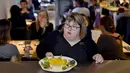 Seorang pelayan dengan down syndrome bersiap mengantar pesanan kepada pengunjung restoran "Le Reflet" di Nantes, Prancis Barat, 9 Februari 2017. Lelievre (26), mempekerjakan sejumlah karyawan yang memiliki down syndrome di restorannya. (LOIC VENANCE/AFP)