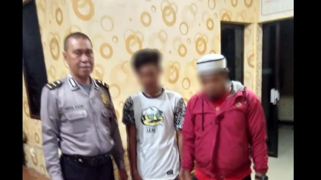 MA (15), saat diantar oleh orangtuanya menyerahkan diri ke Polsek Rappocini (Fauzan/Liputan6.com)