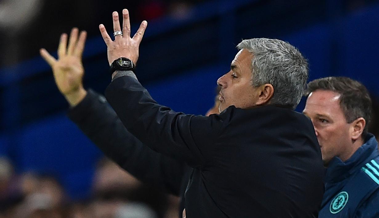 Sifat Arogan dan kontroversial dari Jose Maurinho juga akan berdampak bagi pecinta sepokbola di Indonesia, Daripada menggaji pelatih ratusan Miliar lebih baik benahi infrastruktur sepakbola Indonesia yang jauh ketinggalan. (BEN STANSALL / AFP)