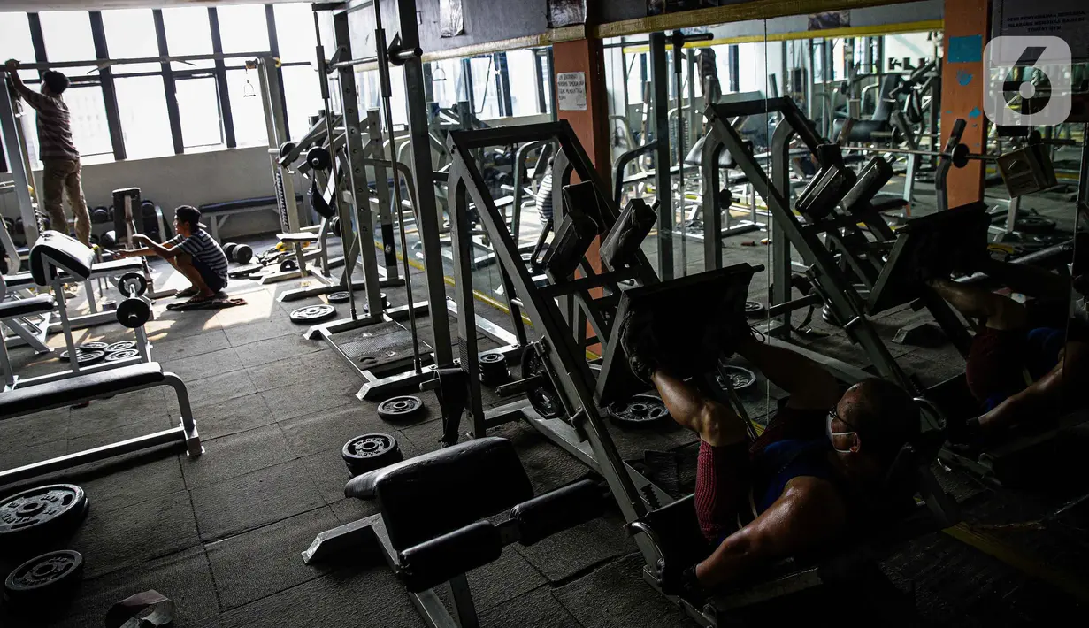 Pengunjung berolahraga di tempat pusat kebugaran Mark Gym di kawasan Tebet, Jakarta, Selasa (5/10/2021). Pemerintah akhirnya membolehkanfitness center kembali beroperasi selama perpanjangan PPKM hingga 18Oktober 2021.  (Liputan6.com/Faizal Fanani)