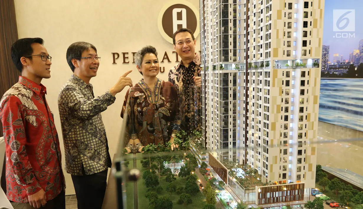 Wadirut PT Pulauintan Pui Budi Setiawan, Komisaris Utama PT Palmerindo Properti Hadi Kusuma, GM Marketing Permata Hijau Suites Ivonne Suwandi dan Dir. Operasional PT Pulauintan Wendy Kuncoro melihat maket Permata Hijau Suites di Jakarta (Liputan6.com)