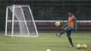 Bek timnas Indonesia, Benny Wahyudi, mengontrol bola saat berlatih jelang Piala AFF 2016 di Lapangan Sekolah Pelita Harapan, Banten, Selasa (15/11/2016). Timnas Indonesia akan bertolak ke Filipina pada Kamis (17/11). (Bola.com/Vitalis Yogi Trisna)