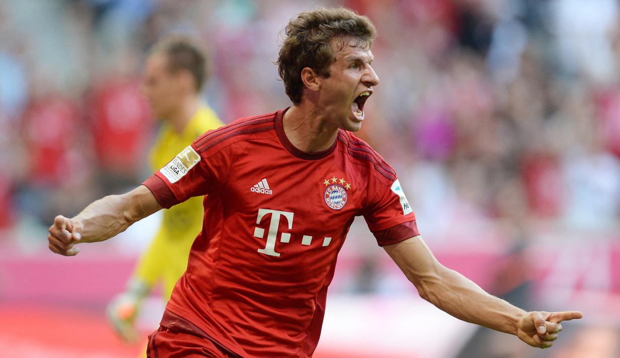 Thomas Mueller. Saat kontraknya di Bayern Munchen berakhir di akhir musim 2013/2014, Manchester United yang saat itu baru saja dimanajeri Louis van Gaal menginginkannya untuk bergabung. Sempat tertarik, ia akhirnya justru mampu diyakinkan klub untuk memperpanjang kontraknya. (AFP/Christof Stache)