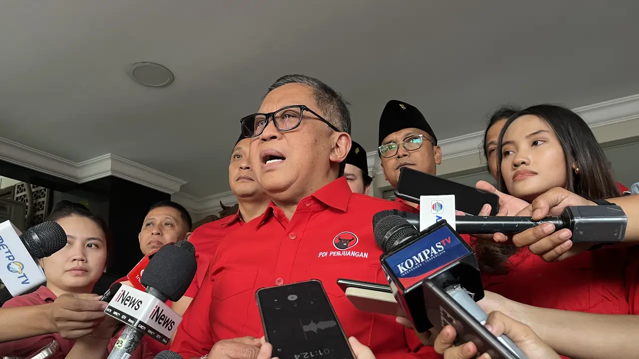 Sekjen PDI Perjuangan (PDIP) Hasto Kristiyanto usai menghadiri peringatan 71 Tahun Konferensi Asia Afrika (KAA) 1955 di Sekolah Partai PDIP, Lenteng Agung, Jakarta Selatan, Sabtu (18/4/2026). (Liputan6.com/Winda Nelfira)