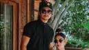 Ikat pinggang khas Bali dengan aksen bros emas mempertegas siluet tubuhnya dan menambahkan sentuhan tradisional yang elegan. [@miktambayong].