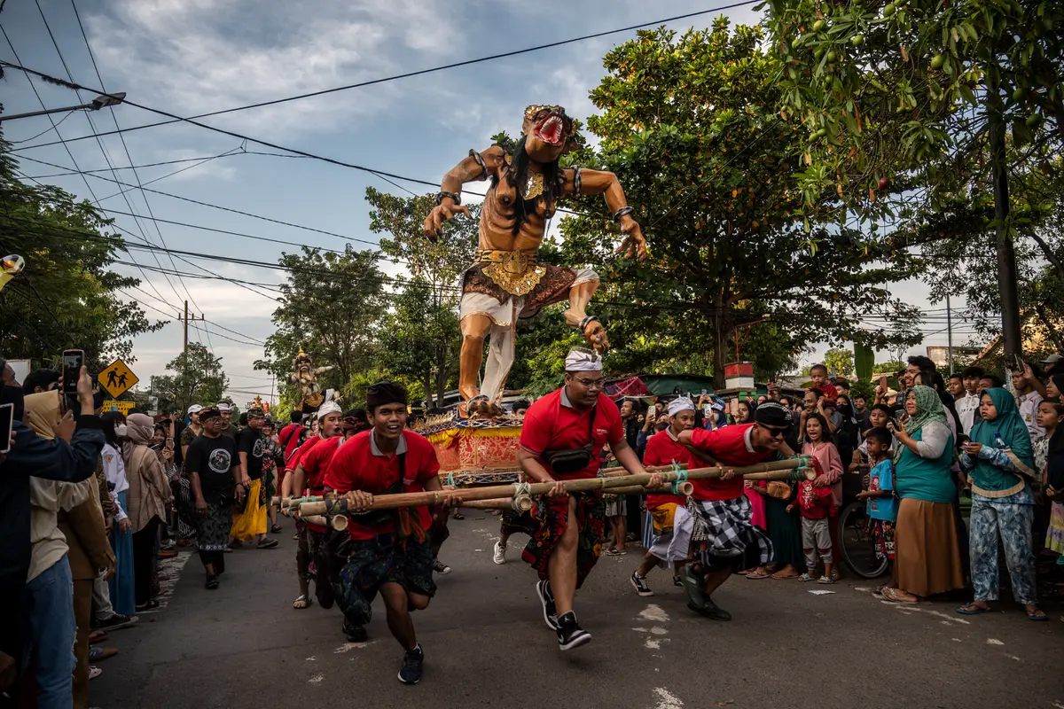 Pawai Ogoh-Ogoh di Kawasan Pura Segara Surabaya Jelang Hari Raya Nyepi
