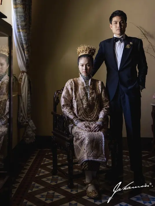 Harper’s Bazaar Thailand menulis Nong Poy memakai gaun pengantin peranakan Tionghoa vintage.  [@niyadarweddinganswer]