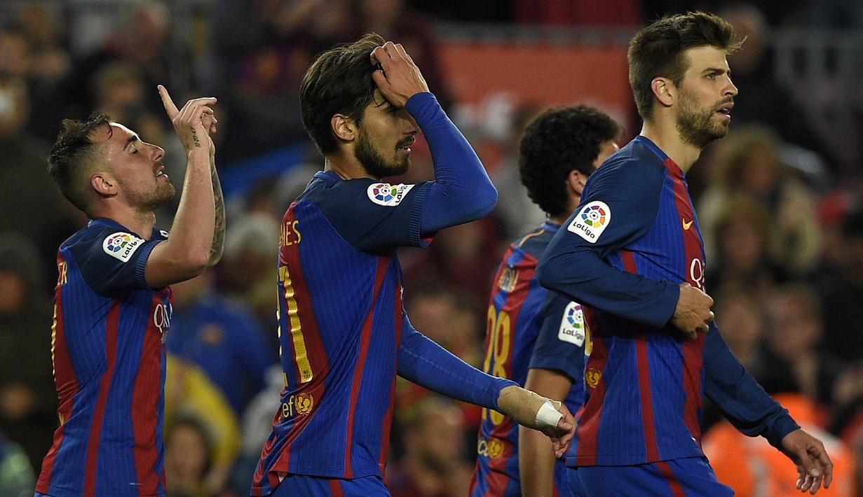 Striker Barcelona, Paco Alcacer, merayakan gol yang dicetaknya ke gawang Osasuna pada laga La Liga di Stadion Camp Nou, Barcelona, Rabu (26/4/2017). Barcelona menang 7-1 atas Osasuna. (AFP/Lluis Gene)