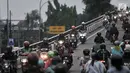 Pengendara sepeda motor melawan arah di jalan layang atau flyover Buaran, Jakarta, Kamis (29/11). Nekatnya pengendara motor tersebut dapat membahayakan keselamatan pengguna jalan lain sekaligus mengancam nyawa mereka sendiri. (Merdeka.com/Iqbal S Nugroho)
