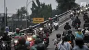 Pengendara sepeda motor melawan arah di jalan layang atau flyover Buaran, Jakarta, Kamis (29/11). Nekatnya pengendara motor tersebut dapat membahayakan keselamatan pengguna jalan lain sekaligus mengancam nyawa mereka sendiri. (Merdeka.com/Iqbal S Nugroho)