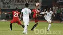 Gelandang Timnas Indonesia U-22, Evan Dimas, berebut bola dengan gelandang Persija, Sandi Sute. Meski hanya uji coba kedua tim tetap bermain serius dan saling jual beli serangan selama 90 menit. (Bola/ M Iqbal Ichsan)