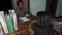 Seorang pekerja seks komersial berinisial SK (50) membuka praktik portitusi di dalam area kebun tebu di Jalan Pajang Kelurahan Ngadirejo Kota Kediri Jawa Timur. (Liputan6.com/ Dian Kurniawan)