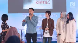 Salah satu pemeran film Ayat Ayat Cinta 2, Fedi Nuril (kedua kiri) menjawab pertanyaan seputar proses syuting film terbarunya saat gelaran Emtek Goes To Campus 2017 di Universitas Telkom, Bandung, Rabu (29/11). (Liputan6.com/Helmi Fithriansyah)