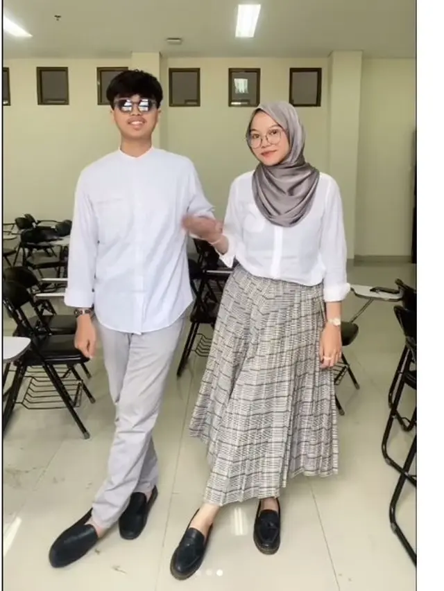 Pasangan Kekasih Ini Sering Pakai Baju Couple ke Kampus, 6 Potretnya Serasi Banget