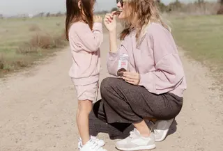 Tahukah kamu selain dengan warisan genetik orangtua, kecerdasan anak juga dipengaruhi oleh pola asuhnya? (Foto: Unsplash.com/Perfect Snacks)