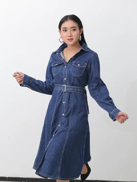 Mengenakan rok denim, ia tampak anggun dan modern. [Foto: Dok. Instagram @yeniinka]