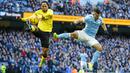 Striker Manchester City, Sergio Aguero, berebut bola dengan bek Aston Villa, Joleon Lescott. Kini City tertinggal 10 poin dari pimpinan klasemen, Leicester. (Reuters/Darren Staples)