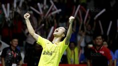 Tunggal putra Indonesia, Anthony Ginting, merayakan kemenangan atas wakil Jepang, Kazumasa Sakai, pada laga final Indonesia Masters 2018 di Istora Senayan, Minggu (28/1/2018). Anthony Ginting menang 21-13 dan 21-12. (Bola.com/M Iqbal Ichsan)
