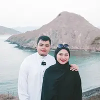Potret kenangan almarhum Ameer Azzikra bersama sang istri, Nadzira Shafa. (Foto: Instagram @enazirashf_)