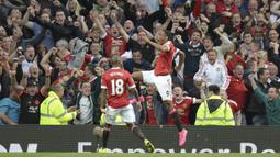Anthony Martial. Striker asal Prancis yang baru saja resmi dipinjamkan MU ke Sevilla ini didatangkan ke Old Trafford pada awal musim 2015/2016. Ia langsung mencetak 1 gol di laga debutnya di pekan ke-5 Liga Inggris melawan Liverpool, (12/9/2015) yang berujung kemenangan 3-1. (AFP/Oli Scarff)
