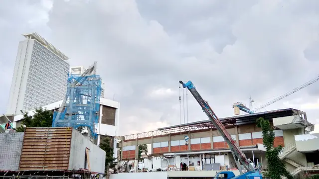 Mesin pembongkar bangunan di area TIM