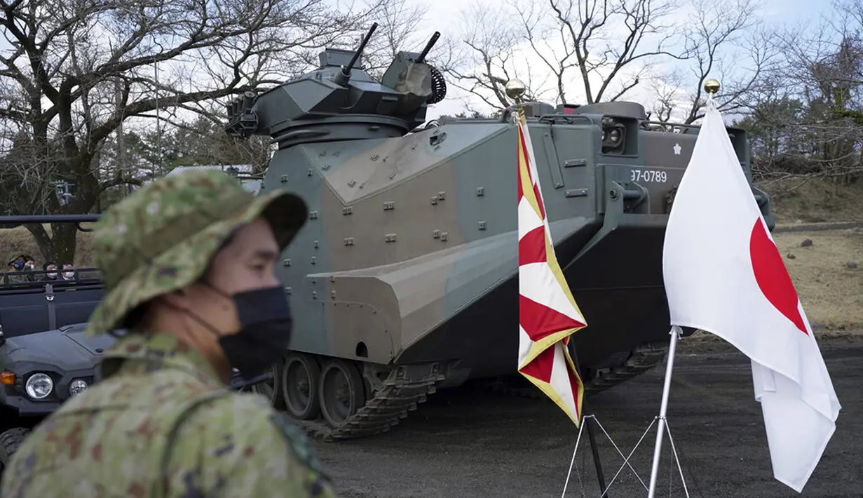 Personel Kendaraan Amfibi Assault 7 (AVV7) dari Pasukan Bela Diri Darat Jepang (JGSDF) ditampilkan saat latihan militer gabungan antara Pasukan Bela Diri Darat Jepang (JGSDF) dan Marinir AS di Higashi Fuji, Gotemba, Jepang, Selasa (15/3/2022). (AP Photo/Eugene Hoshiko)