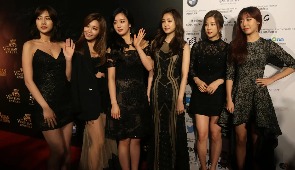 Anggota grup musik Korea Selatan, Apink berpose bersama saat menghadiri malam penganugerahan Asian Film Awards 2016 di Macau, China, (17/3). Asian Film Awards diadakan setiap tahun sejak 2007. (AFP/ISAAC LAWRENCE)