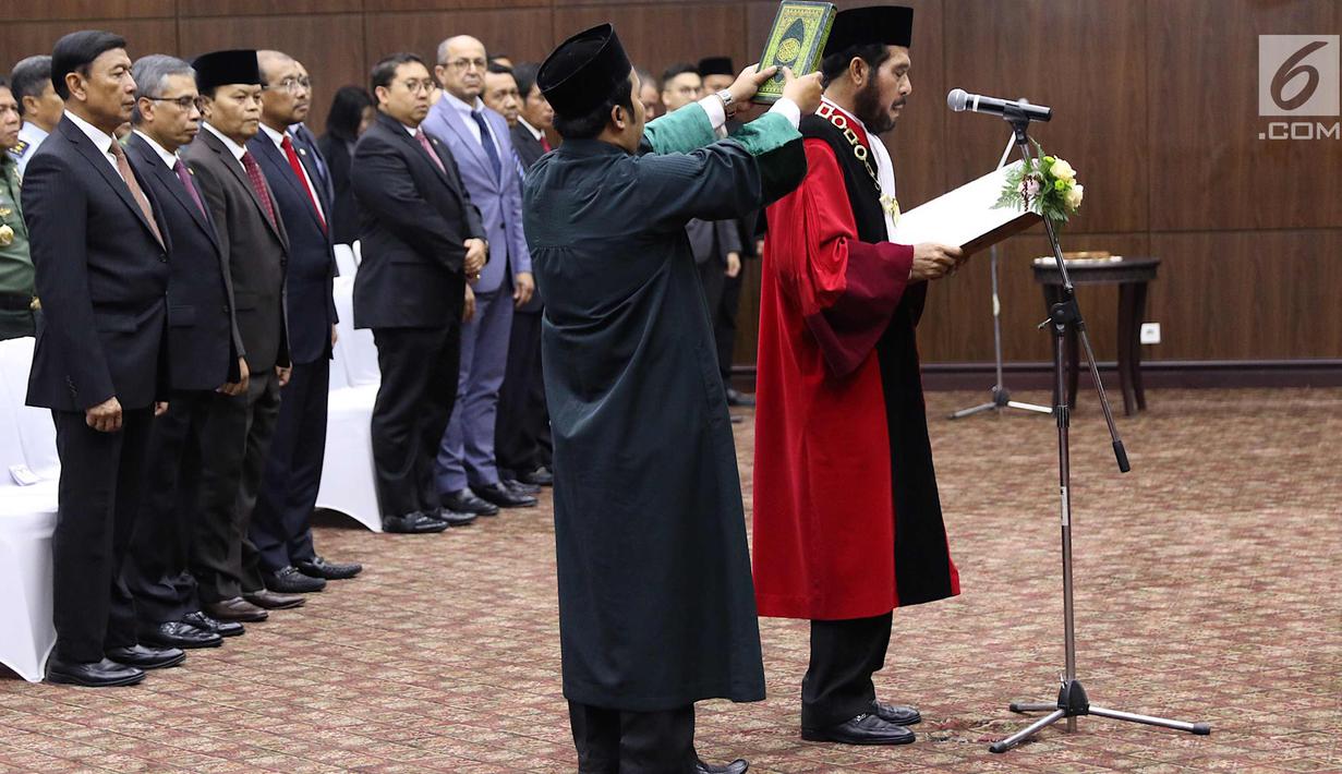 Ketua Mahkamah Konstitusi (MK) terpilih Anwar Usman saat acara pengucapan sumpah jabatan Ketua dan Wakil Ketua MK di gedung MK, Jakarta, Senin (2/4). Anwar dan Aswanto resmi jadi Ketua dan Wakil Ketua MK periode 2018-2020. (Liputan6.com/Immanuel Antonius)