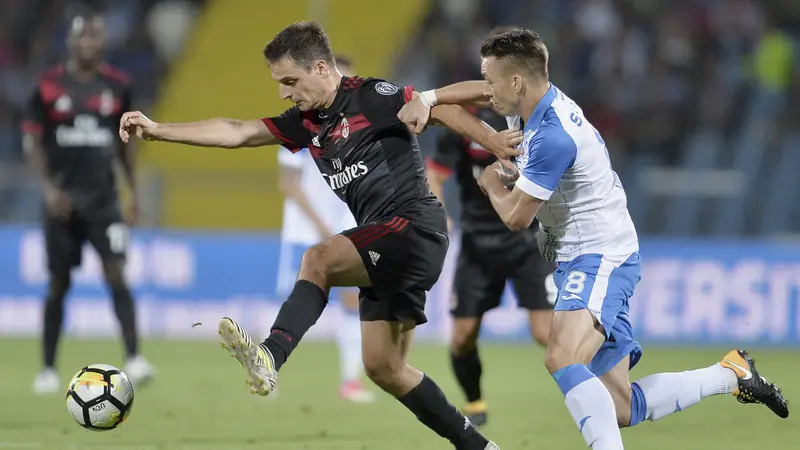 Gelandang AC Milan, Giacomo Bonaventura, berjibaku dengan gelandang Craiova, Mihai Roman, pada leg pertama kualifikasi babak ketiga Liga Europa di Stadionul Municipal, Rumania, Jumat (28/7/2017) dini hari WIB. 