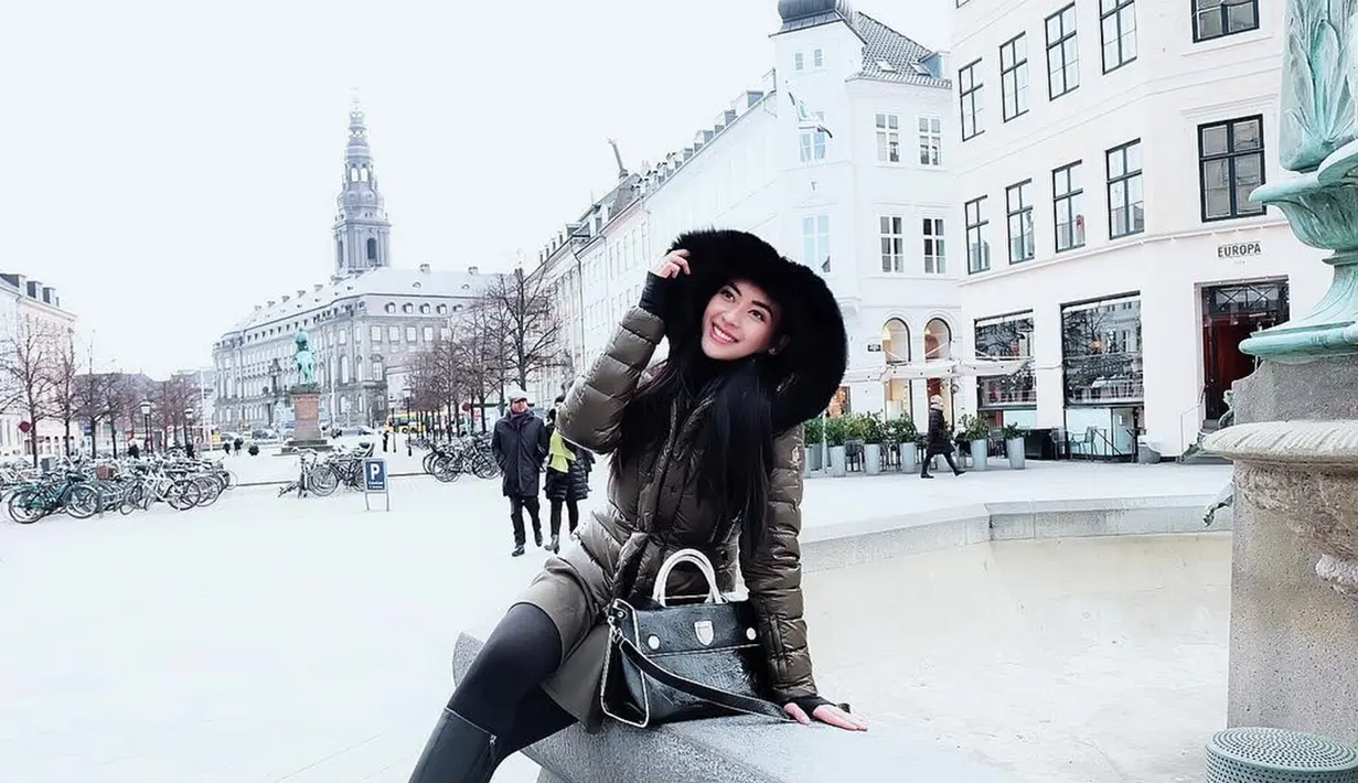 Pada tahun 2018, wanita cantik yang mengawali karirnya sebagai peragawati ini tengah menikmati dinginnya Denmark. Sembari menggunakan jaket tebal, Elvira pun terlihat menikmati momen liburannya. (Liputan6.com/IG/elviraelph)