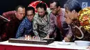 Dirut BEI, Tito Sulistio (kedua kiri) bersama komisaris dan direksi periode 1992 hingga 2017 meniup lilin ulang tahun di kantor BEI, Jakarta, Kamis (13/7). PT Bursa Efek Indonesia (BEI) hari ini menggelar hari jadi yang ke-25. (Liputan6.com/Angga Yuniar)