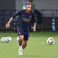 Penyerang Paris Saint-Germain (PSG), Neymar mengambil bagian dalam sesi latihan di Stadion Nasional di Tokyo pada 31 Juli 2023. (AFP/Richard A. Brooks)