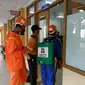 Tagana Banyumas mendisinfeksi gedung dan lingkungan Unsoed Purwokerto untuk mencegah mewabahnya virus Corona atau Covid-19. (Foto: Liputan6.com/Tagana Banyumas/Muhamad Ridlo)