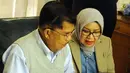 Wakil Presiden Jusuf Kalla bersama Mufidah Kalla mendapat ucapan selamat ulang tahun dari cucunya melalui panggilan video saat melakukan kunjungan kerja di Jenewa, Swiss, Rabu (15/5/2019). JK berulangtahun yang ke-77. (Liputan6.com/Tim Media Wapres)
