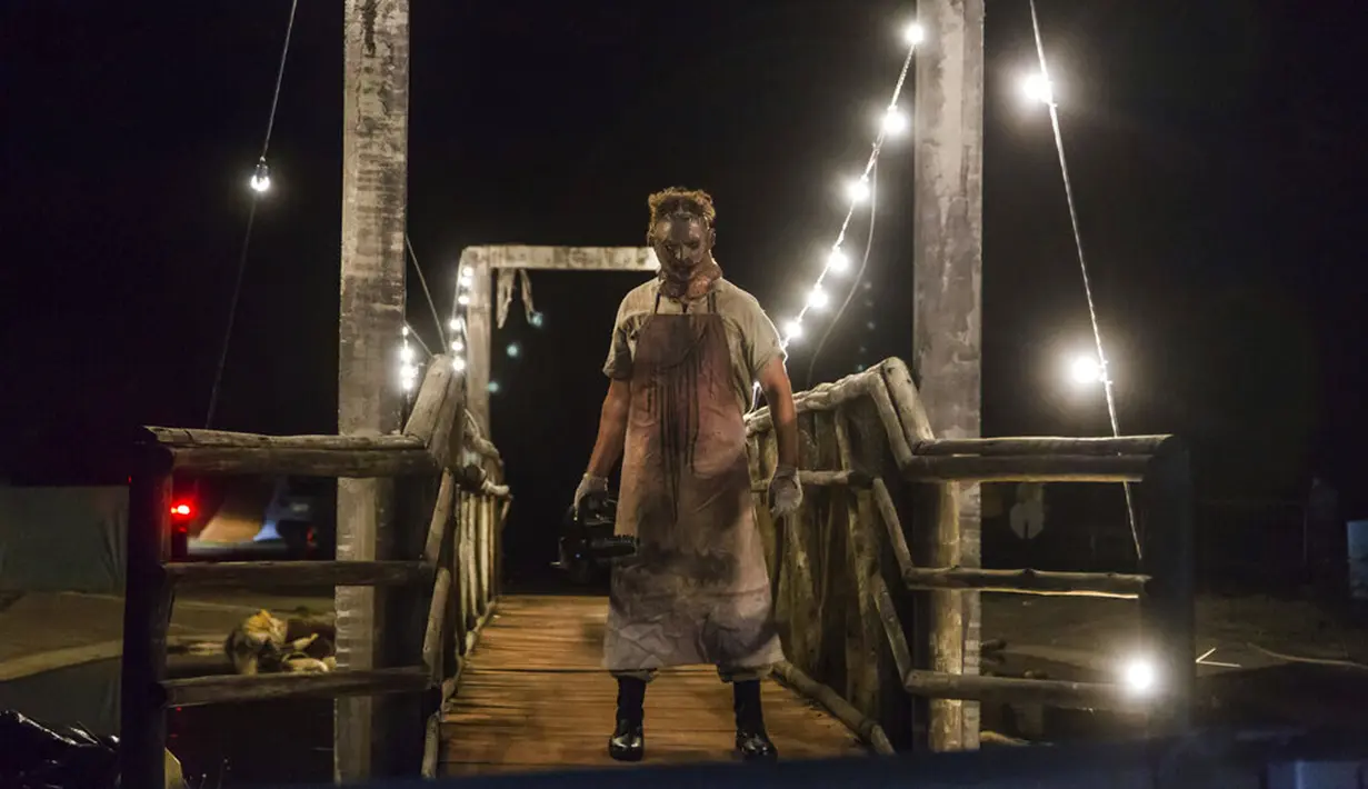 Seorang aktor berpakaian seperti Leatherface tampil di taman hiburan horor Hopi Hari, pinggiran Vinhedo, Sao Paulo, Brasil, Jumat (4/9/2020). Karena pembatasan akibat COVID-19, taman hiburan horor Hopi Hari menampilkan pertunjukan secara drive-thru. (AP Photo/Carla Carniel)