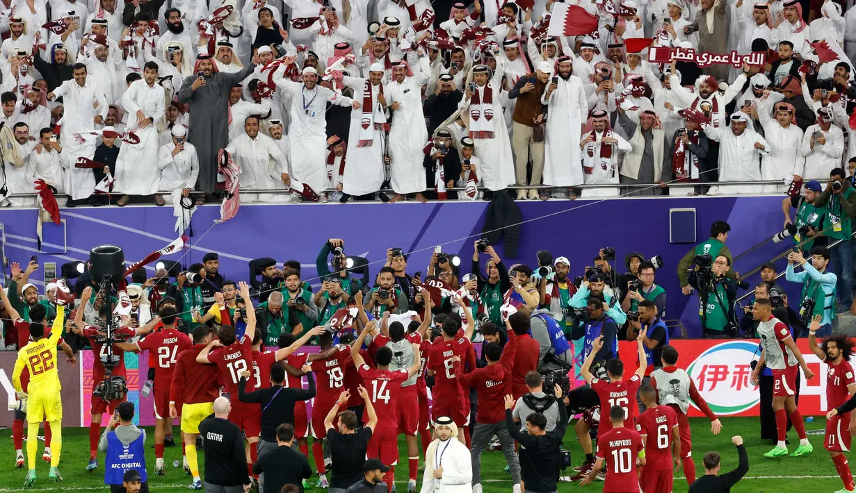 Para pemain Qatar menyapa para penggemar mereka di akhir pertandingan sepak bola semifinal Piala Asia 2023 antara Iran dan Qatar di Stadion al-Thumama, Doha pada 7 Februari 2024. (KARIM JAAFAR/AFP)