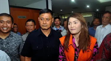 Artha Meris Simbolon berjalan seusai mengikuti sidang di Pengadilan TIpikor, Jakarta, (2/10/14). (Liputan6.Com/Miftahul Hayat)