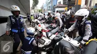 Petugas Dishub mencabut pentil kendaraan roda dua dalam operasi penertiban parkir liar di Pusat, Jumat (23/10/2015). Meskipun informasi penertiban diduga telah bocor, ratusan kendaraan yang parkir liar tetap ditertibkan. (Liputan6.com/Immanuel Antonius)