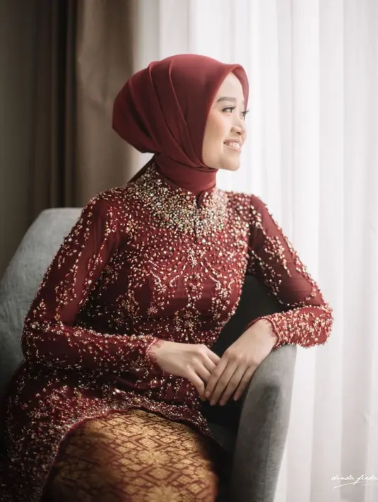 Untuk menambah kesan feminin, kebaya ini juga dilengkapi aksen ikat pinggang yang dihiasi payet di bagian tengah. (Instagram/ dindafirdausa.kebaya).